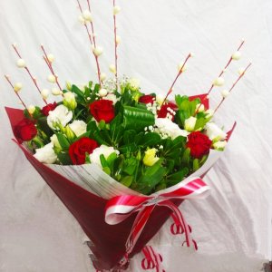 זר מעוצב ורדים וליזיאנטוס 715